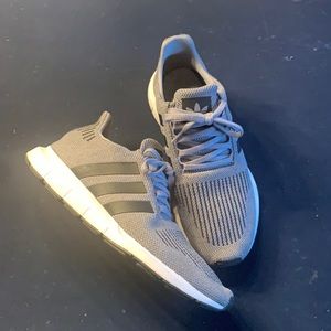 grey adidas tennis shoes